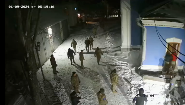 Бойовики ПЦУ штурмують храм на честь Казанської ікони Богородиці у Ладижині. Фото: скріншот відеокамери спостереження