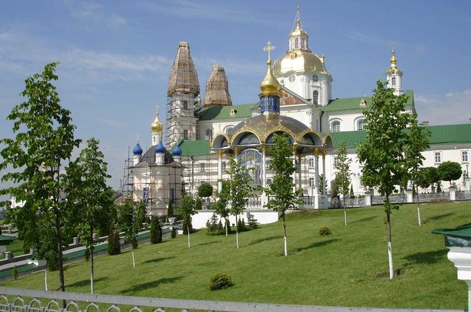 Ternopol Regional Council demands to grab Pochaev Lavra from UOC