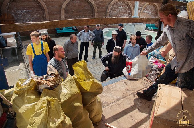 20 тонн гуманитарной помощи православные Винницы доставили в Святогорскую Лавру