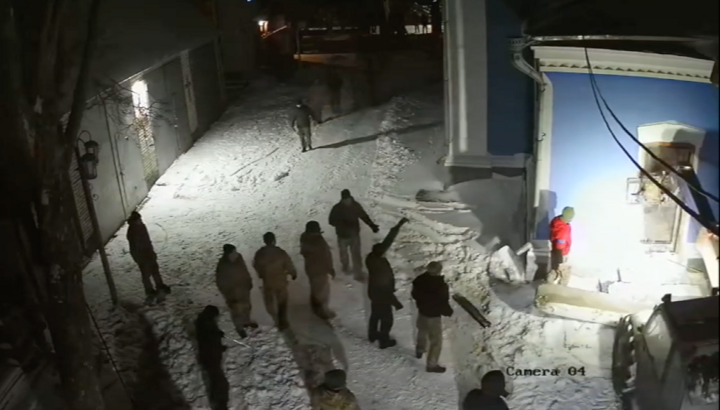 Бандити виламують двері до Казанського храму Ладижина після «переходу» до ПЦУ. Фото: СПЖ