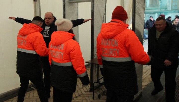 Вірян ПЦУ перевіряють із металошукачами в Києво-Печерській лаврі. Фото: bbc.com