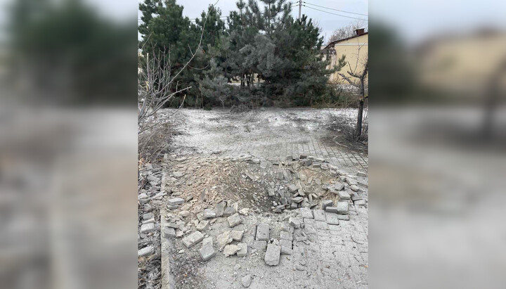 Crater from a Russian shell on the territory of the archbishop's residence in Kherson. Photo: pravoslavie.ks.ua