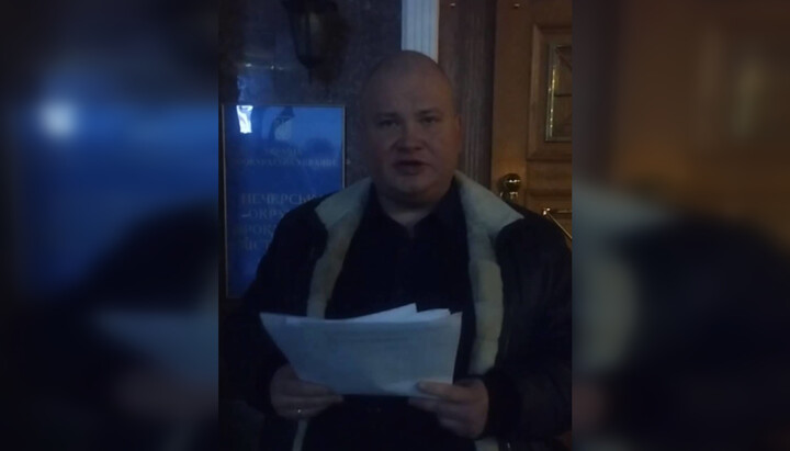 Lawyer Dmytro Tsvetov at the entrance to the Pechersk District Prosecutor's Office. Photo: a video screenshot of Archpriest Nikita Chekman’s Telegram channel