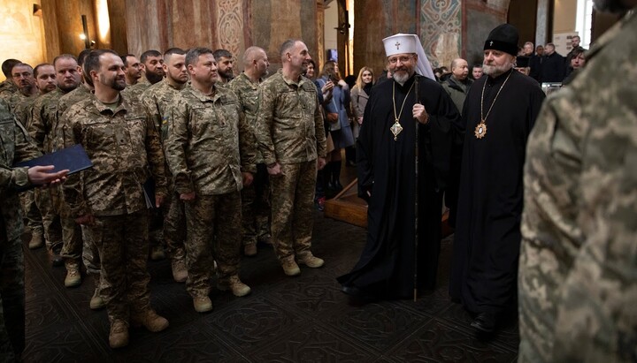 Επικεφαλής των Ουκρανών Ουνιτών Σβιατοσλάβ Σεβτσούκ με στρατιώτες των Ουκρανικών Ενόπλων Δυνάμεων. Φωτογραφία: synod.ugcc.ua