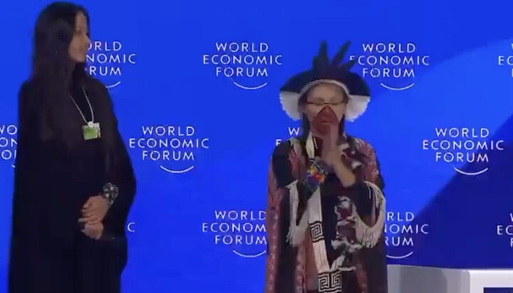 Putanny Yawanawá on the stage at the WEF in Davos. Photo: screenshot from twitter.com