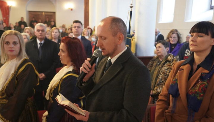 Ο Γενικός Πρόξενος της Ουκρανίας διαβάζει το «Πάτερ ημών» στη λειτουργία του Φαναρίου για τα Θεοφάνεια. 19/01/2024. Φωτογραφία: ec-patr.org
