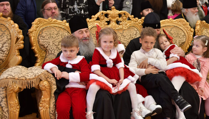 Блаженніший Митрополит Онуфрій і митрополит Лонгин із дітьми. Фото: spzh.news
