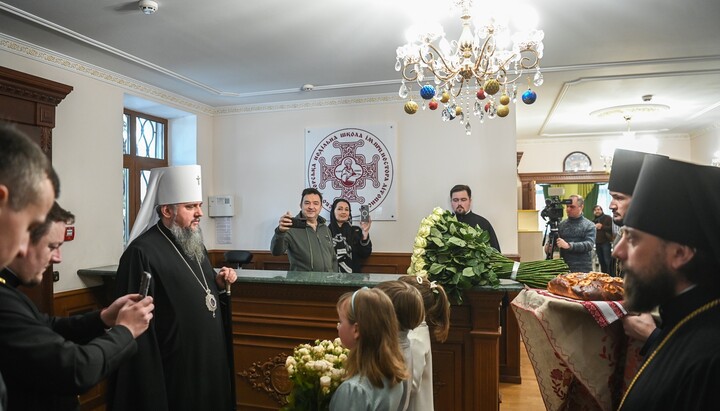 Глава ПЦУ Сергій Думенко у вестибюлі лаврської резиденції Блаженнішого Митрополита Онуфрія. Фото: pomisna.info