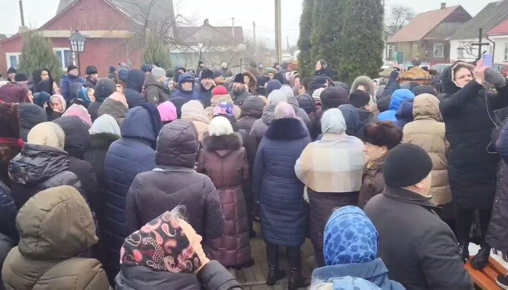 Верующие УПЦ, отстоявшие от захвата храм в Камне-Каширском. Фото: spzh.media