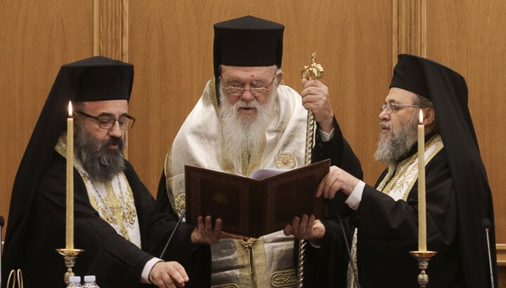 Arhiepiscopul Ieronim (în centru) și membrii Sfântului Sinod al Bisericii Greciei. Imagine: romfea.gr