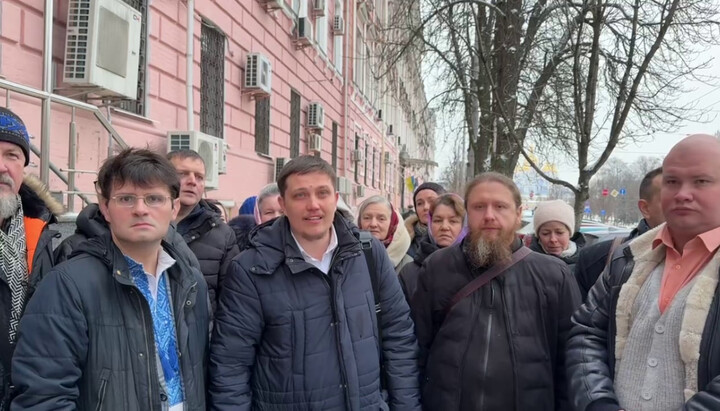 Δικηγόροι της Λαύρας Σπηλαίων του Κιέβου και πιστοί της UOC στο κτίριο του Πρωτοδικείου της περιοχής Πετσέρσκ στο Κίεβο. Φωτογραφία: στιγμιότυπο από το βίντεο του καναλιού Telegram του πρωθιερέα Νικήτα Τσέκμαν