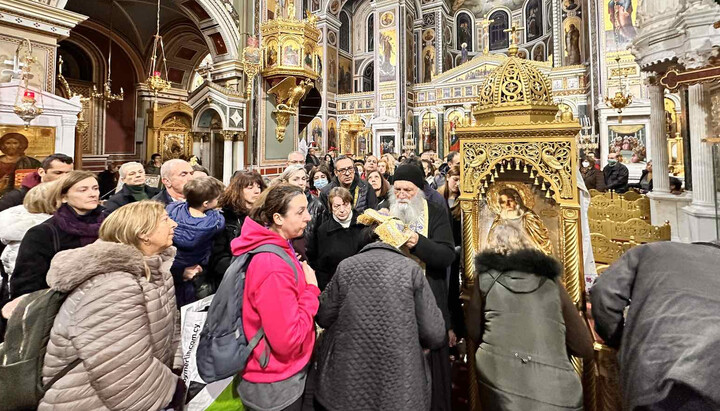 Віруючі біля мощей преподобного Серафима Саровського. Фото: vimaorthodoxias.gr