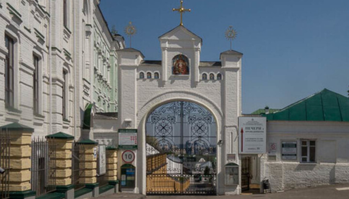 Закрытые ворота Киево-Печерской лавры. Фото: lavra.ua