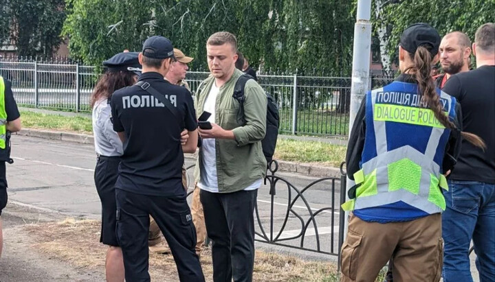 Максим Ткаченко жалуется правоохранителям. Фото: «Расколам.нет»