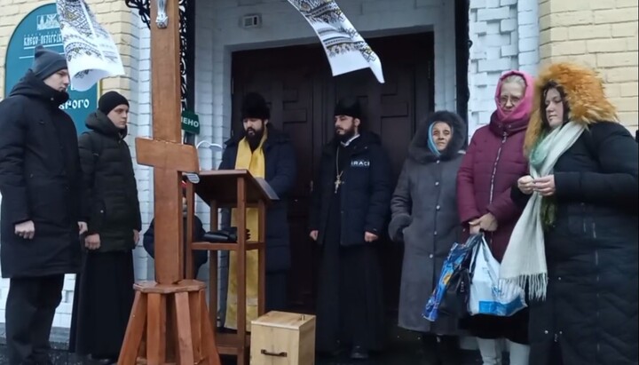 Богослужіння біля лаврського храму прп. Сергія Радонезького. Фото: скриншот відео Telegram-каналу «Перший Козацький»