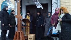 UOC believers continue prayer standing in the rain near Kyiv Lavra