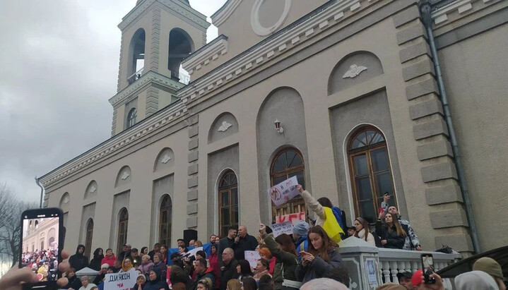 Депутат Юрий Смаль возглавил незаконное собрание по «переводу» в ПЦУ Покровского собора УПЦ. Фото: Shepetivka