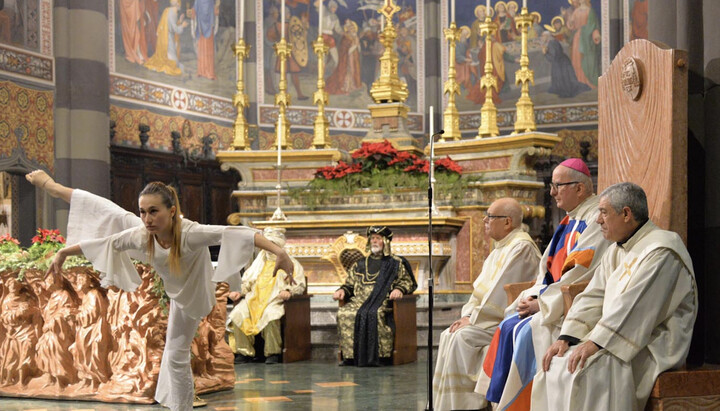 Епископ РКЦ и его помощники смотрят на танцующую в алтаре девушку. Фото: vitadiocesanapinerolese