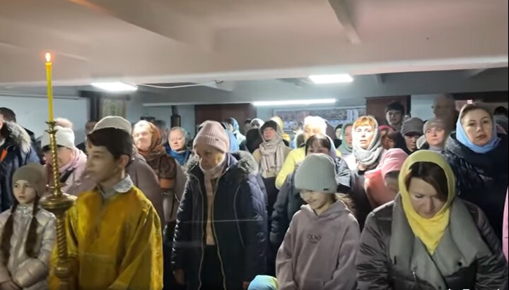 Літургія у пристосованому приміщенні у селищі Олександрівка. Фото: сторінка Одеської єпархії УПЦ у Facebook