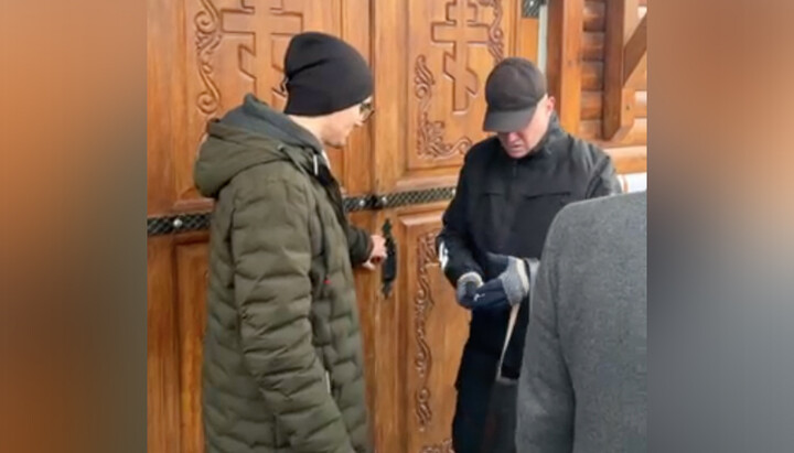Представители заповедника вопреки решению суда вешают свои замки на двери Николаевского храма. Фото: СПЖ