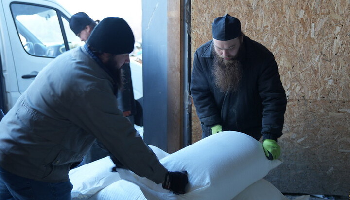 Святогірські насельники розвантажують гумдопомогу. Фото: svlavra.church.ua
