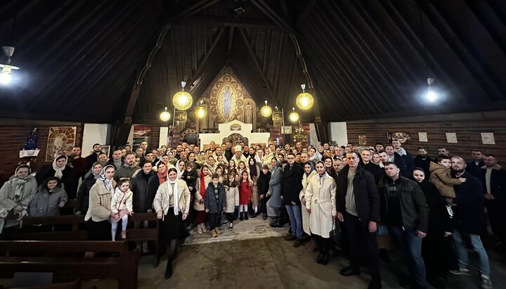 Почаевская община УПЦ в Париже вместе с епископом Никитой. Фото: ФБ-страница общины