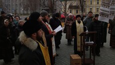 Десятки вірян УПЦ взяли участь у богослужінні біля Києво-Печерської лаври