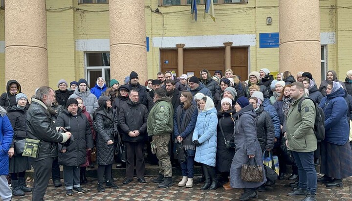 In Kotsiubynske, UOC parishioners were not allowed to attend the meeting at the House of Culture. Photo: UOJ