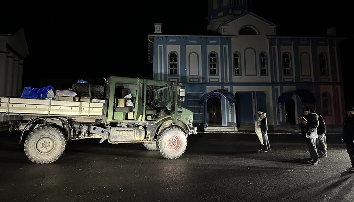 Архієпископ Віктор освячує автомобіль для ЗСУ. Фото: facebook.com/khmeparhiya