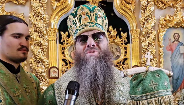 Mitropolitul Longhin la Liturghie. Imagine: Screenshot video de pe canalul de YouTube al mănăstirii Bănceni