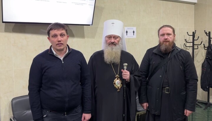 Metropolitan Pavel, the abbot of the Kyiv-Pechersk Lavra, and his lawyers. Photo: a video screenshot of Archpriest Nikita Chekman’s Telegram channel