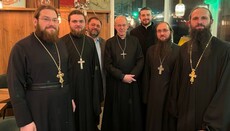 Преподаватели КДАиС встретились возле Лавры с англиканским архиепископом