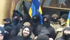 В Ленковцах на Буковине люди в военной форме и полиция захватили храм УПЦ