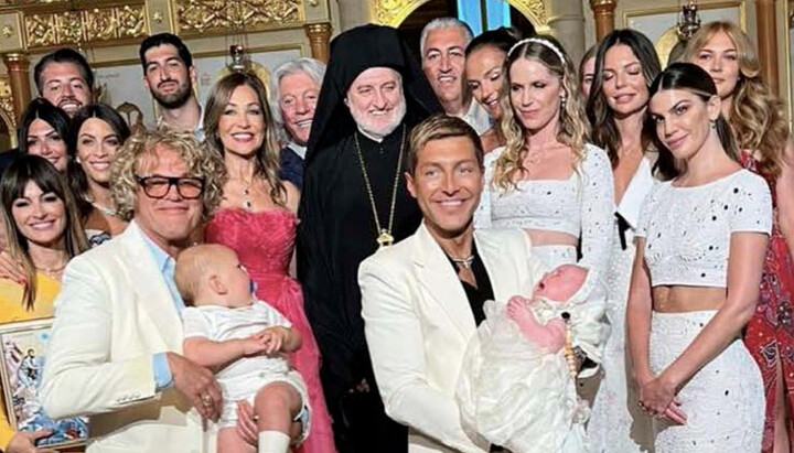 Архієпископ Елпідофор із гей-парою та її гостями після хрещення дітей. Фото: rua.gr