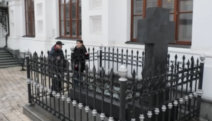 Максим Остапенко біля могили Петра Столипіна в Лаврі. Фото: скріншот ютуб-канал «1+1»