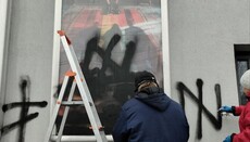 Київський кінотеатр обмалювали символікою «Азова» за рекламу ЛГБТ-фільму