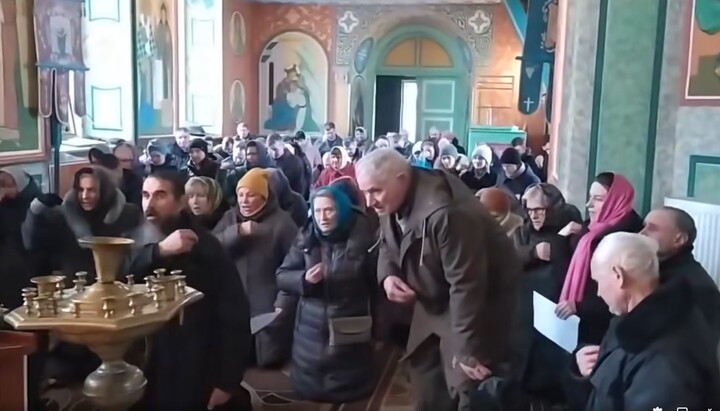 UOC believers in the village of Lenkivtsi on their knees asking the Mother of God to protect their shrine. Photo: a video screenshot of the Chernivtsi-Bukovyna Eparchy (UOC) FB page