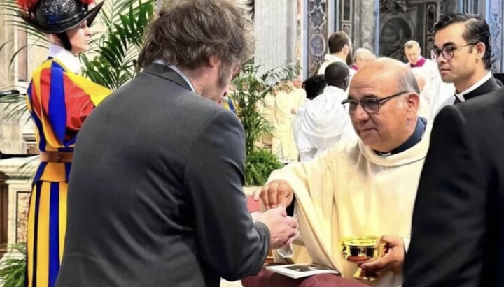 Хавьер Милей принимает причастие в Ватикане. Фото: gloria.tv