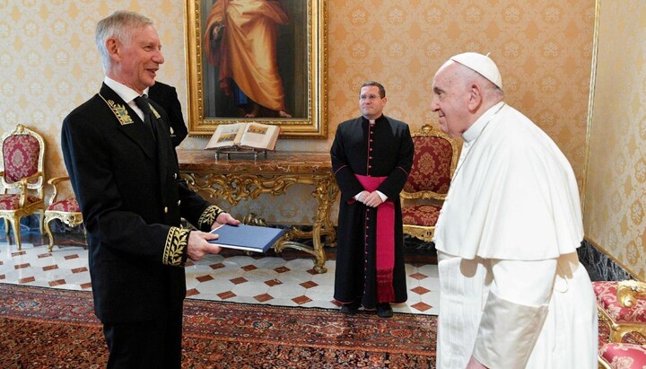Посол РФ у Ватикані та папа Франциск. Фото: «Ватикан ньюс»
