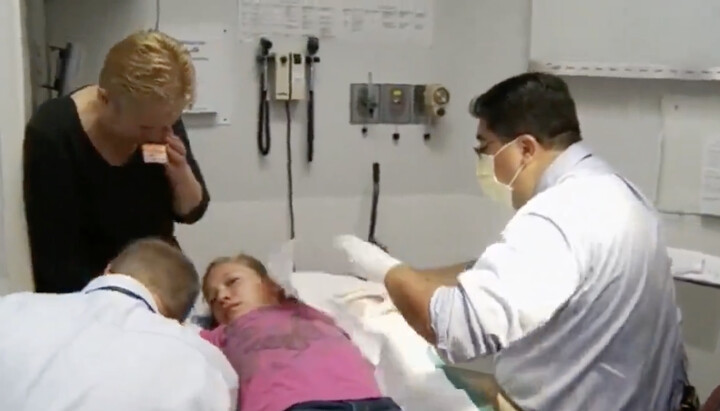 Лікарі та їхня жертва в лікарні США. Фото: twitter.com