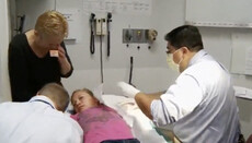 У Мережі показали відео, де лікарі переконують хлопчика стати «дівчинкою»