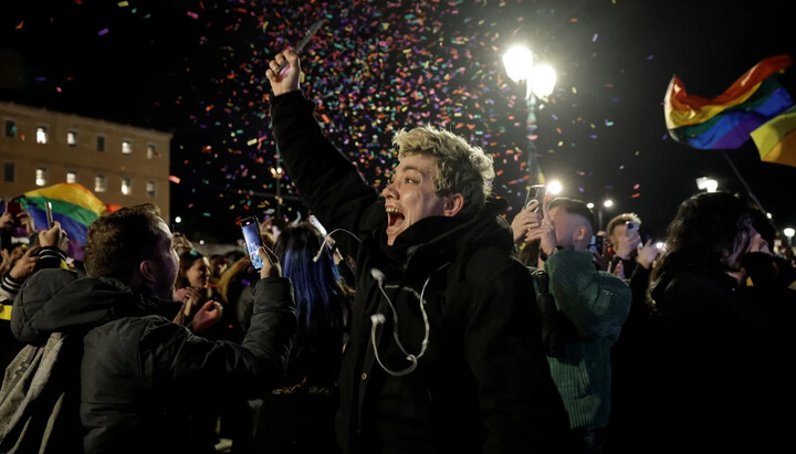Greek homosexuals rejoice at the passage of the gay marriage law. Photo: CNN