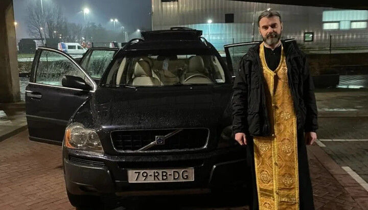 Настоятель однієї із закордонних парафій УПЦ і придбаний на потреби ЗСУ автомобіль. Фото: vzcz.church.ua