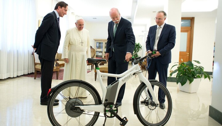 Pope Francis and representatives of G.S.Madonna del Ghisallo. Photo: Vatican News