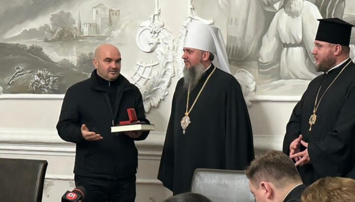 Serhiy Dumenko awards the organiser of the seizures of UOC churches in the Kyiv region, Serhiy Voznyi, for his support of the OCU. Photo: Telegram channel 