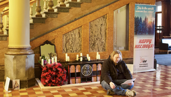 Майкл Кэссиди молится возле разрушенного им алтаря сатане. Фото: eu.desmoinesregister.com