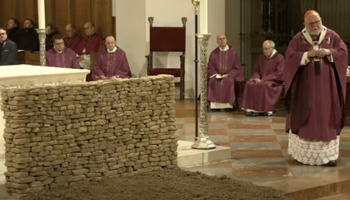 В Германии кардинал РКЦ служил мессу с грудой земли и кирпичами у престола