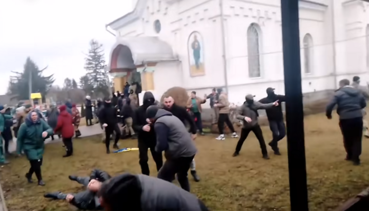 Επίθεση των μισθοφόρων της OCU σε ενορίτες του ναού στο Λενκοβτσί. Φωτογραφία: FB της Μητρόπολη Τσερνιβτσί