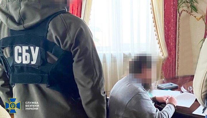 Полиция вручает подозрение митрополиту Феодосию. Фото: тг-канал СБУ