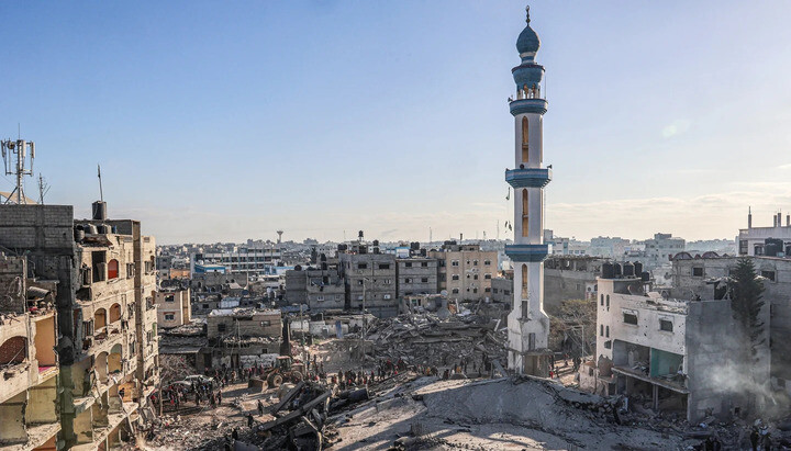 Το τζαμί Al-Farouq σε ερείπια μετά από ισραηλινή αεροπορική επιδρομή στη Ράφα. Φωτογραφία: rte.ie